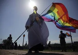La gente asiste a la manifestación LGBT en San Petersburgo