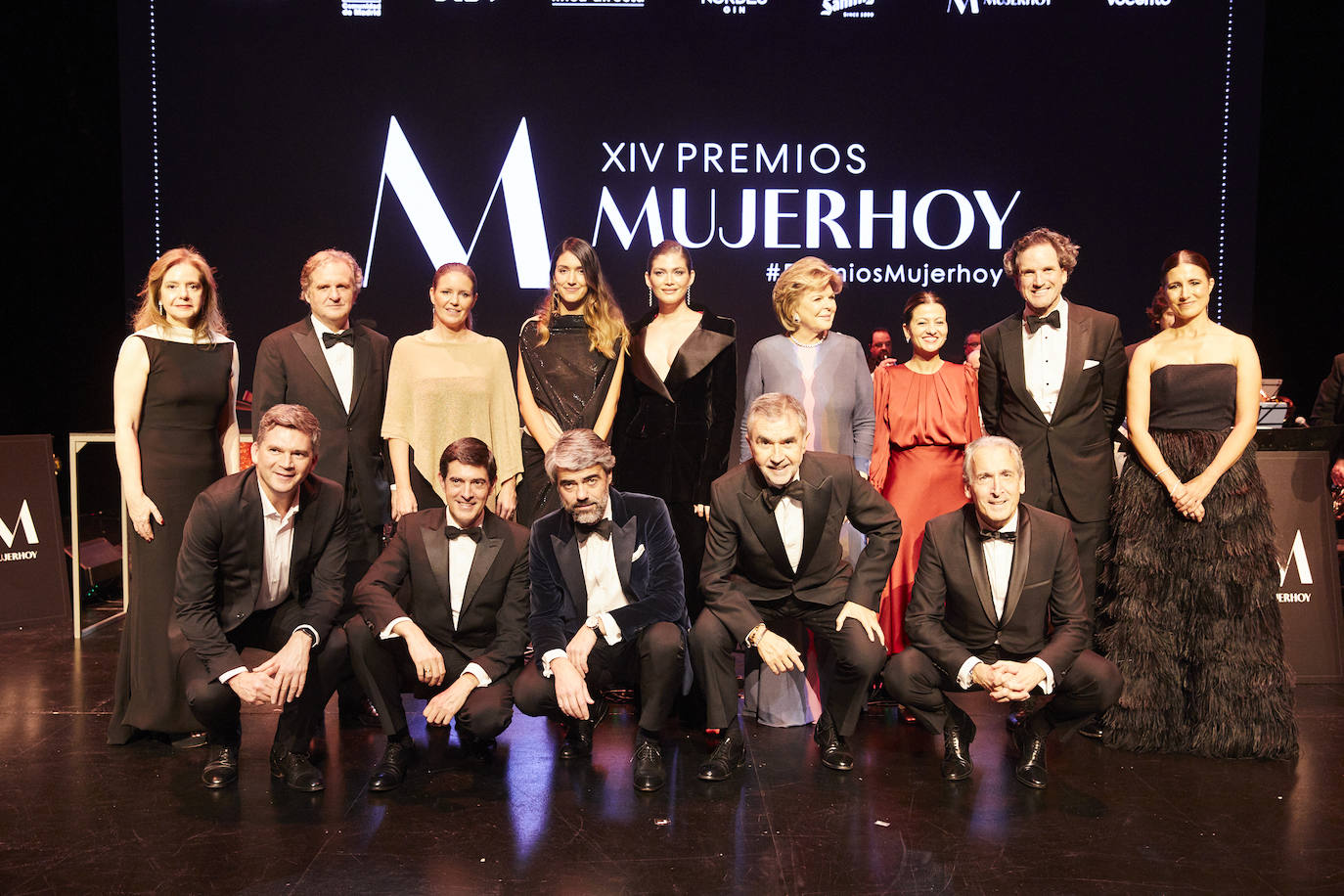 Foto de familia de premiados y autoridades en los Premios Mujerhoy 2023. Arriba, de izquierda a derecha: Lourdes Garzón, directora de Mujerhoy; Ignacio Ybarra, presidente de Vocento; Ana Dávila Ponce de León, consejera de Familia, Juventud y Asuntos Sociales de la Comunidad de Madrid; las premiadas Valentina Suárez-Zuloaga, CEO y co-fundadora de ES-Fascinante; Valentina Sampaio, top model y activista y Ella Fontanals-Cisneros, filántropa y coleccionista de arte contemporáneo; la ministra de Infancia y Juventud Sira Rego; Eduardo Petrossi, consejero delegado de Mahou San Miguel y Samary Fernández Feito, directora general del área de Lujo, Estilo de Vida y revistas de Vocento. En la fila de abajo, Philipe Casara, director general de Caudalie; Iñigo Argaya, director general de Negocio Editorial de Vocento; Luis Enríquez, CEO de Vocento; Iñaki Arechabaleta, presidente de Taller de Editores y Emilio Herrera, presidente de KIA. 