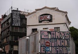 Fachada del edificio okupado 'La Ruïna'.