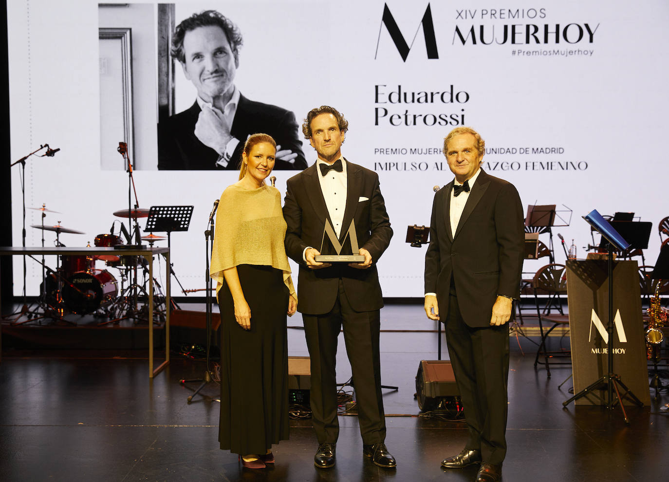 Eduardo Petrossi, consejero delegado de Mahou San Miguel recoge su premio de manos de Ana Dávila-Ponce de León, consejera de Familia, Juventud y Asuntos Sociales de la Comunidad de Madrid, e Ignacio Ybarra, presidente de Vocento. 