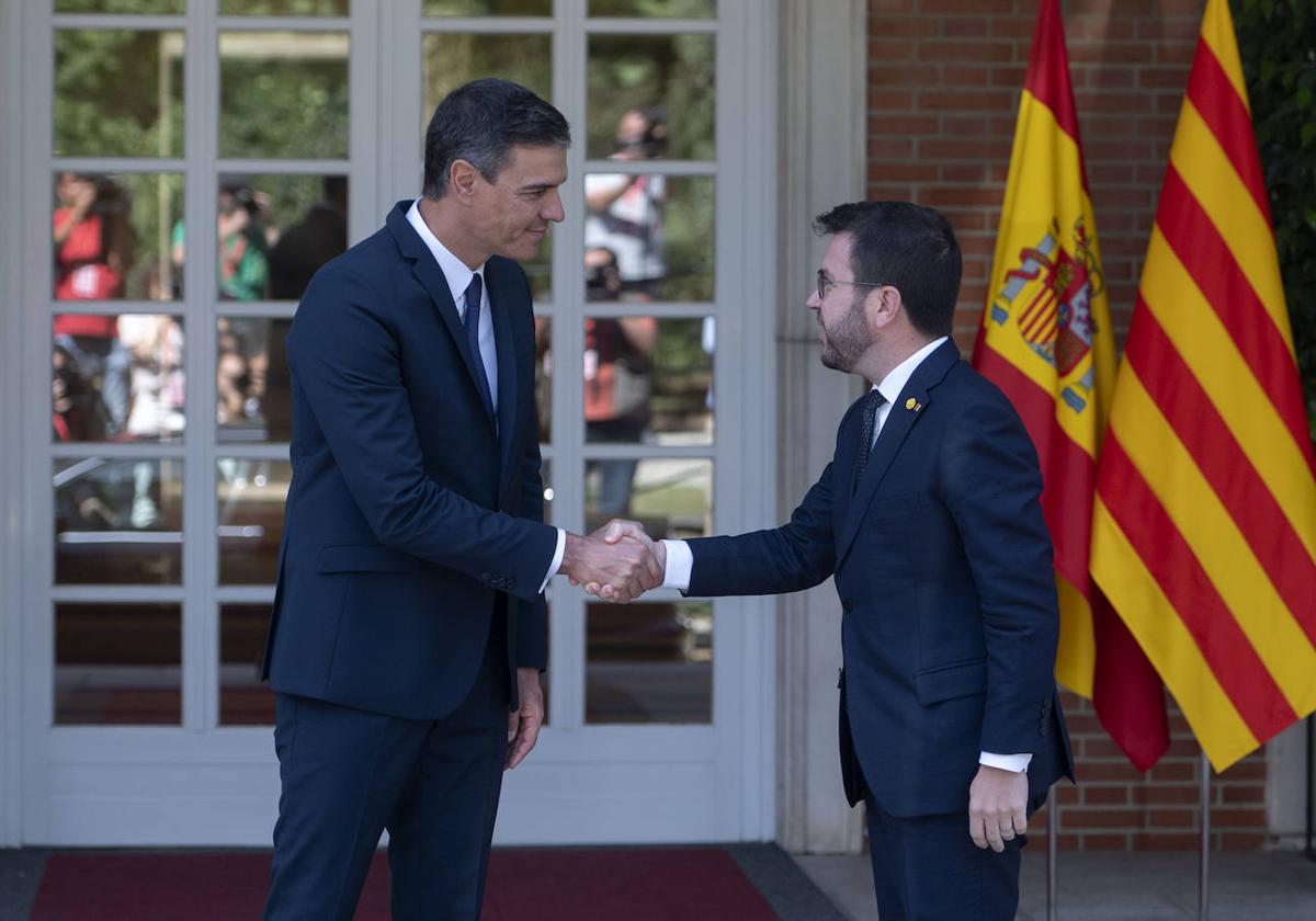 El jefe del Ejecutivo, Pedro Sánchez, recibe en el Palacio de la Moncloa al presidente de la Genralitat catalana, Pere Aragonès.