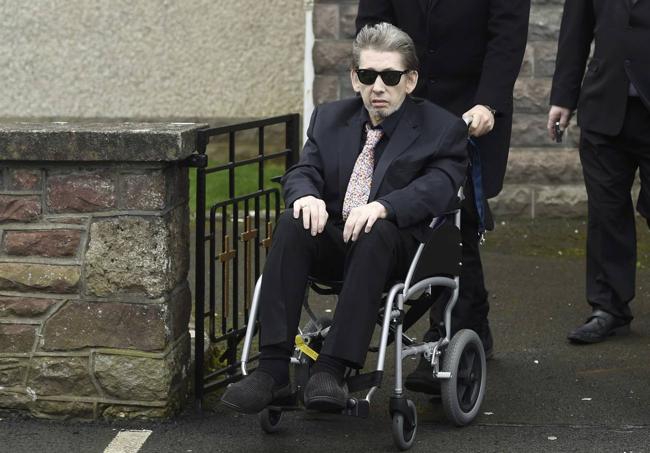 Shane MacGowan en el funeral de su madre en 2017.