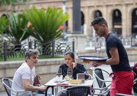 Camarero en una terraza de un bar.