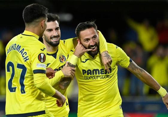 Morales celebra junto a Ilias y Baena su gol al Panathinaikos.