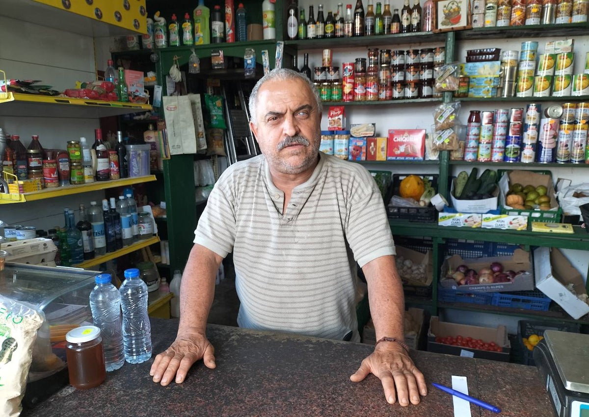 Imagen secundaria 1 - Laura Ureña, en Palmerita, su restaurante vegano; Juan Miguel Pais, en su bodega, y Ana Luna y Fran Simón, frente a su casa de Las Manchas.