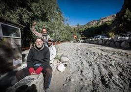El sueco Patrick, el portugués Fabio y el español Íñigo, permanecen en su chabola mientras las excavadoras hacen los trabajos de encauzamiento del río en Beneficio.