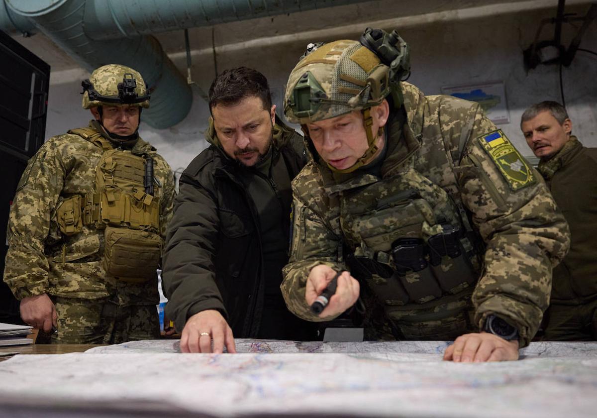 El presidente ucraniano, Volodímir Zelenski, visita un puesto de sus tropas en Járkov.