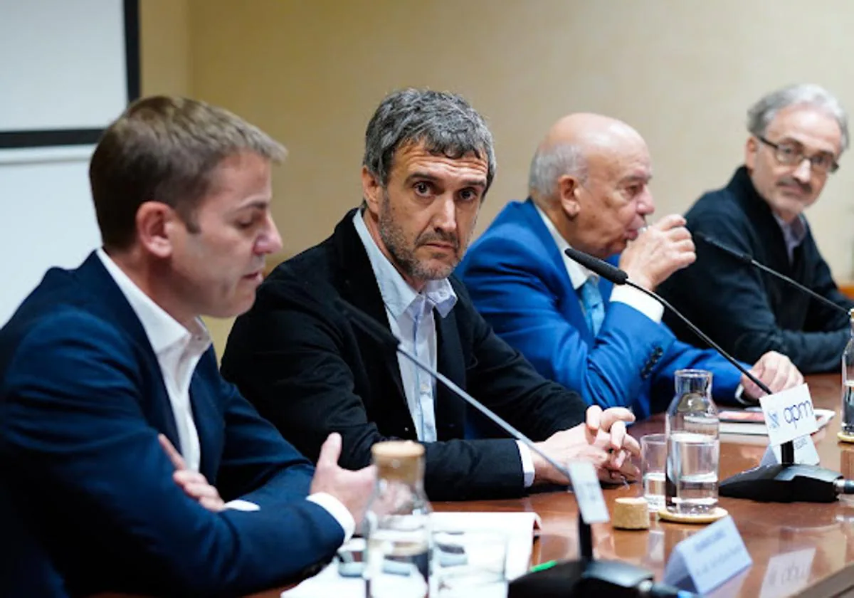Belzunce, segundo por la izquierda, junto a Eduardo Suárez, Juan Caño y Javier Errea, durante la presentación de 'Directores'.