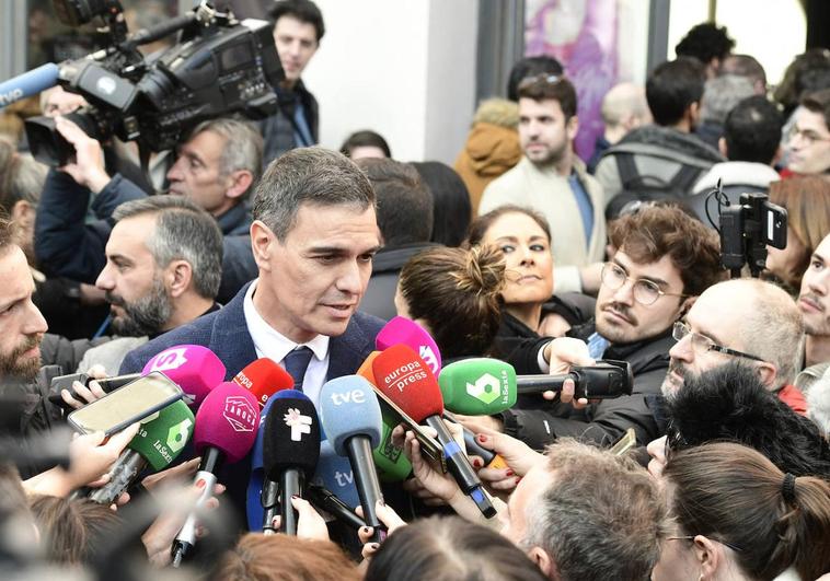 Pedro Sánchez atiende a los medios en la capilla ardiente de Concha Velasco.