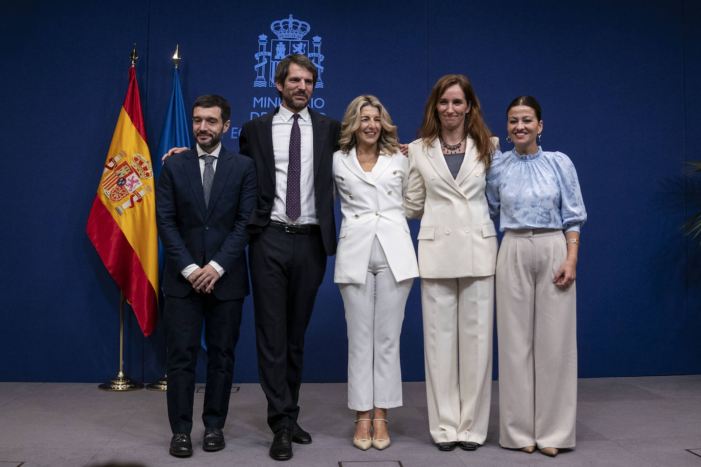 Yolanda Díaz posa con Pablo Bustinduy, Ernest Urtasun, Mónica García y Sira Rego.