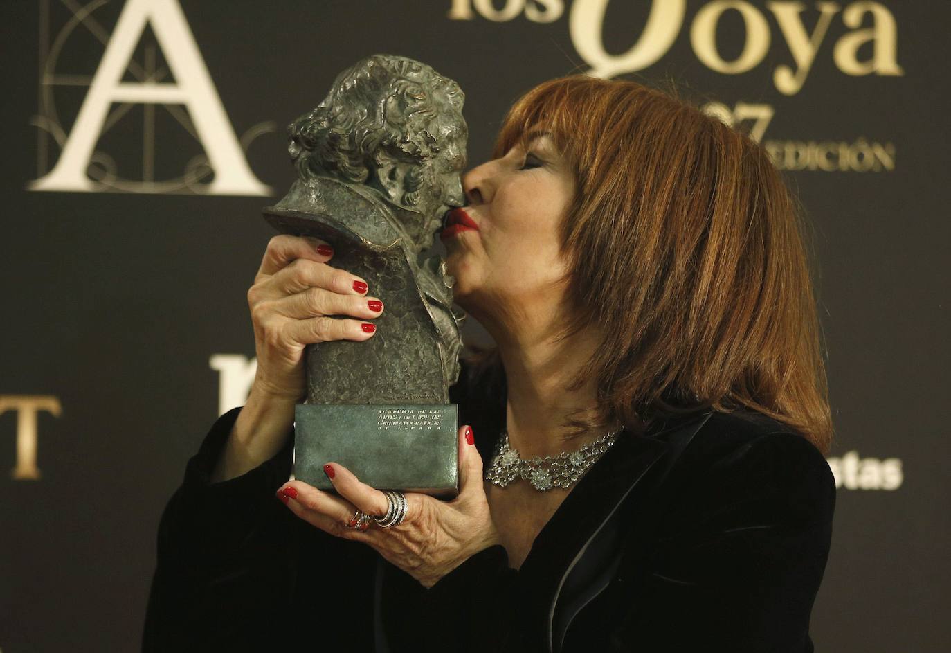 Concha Velasco, actriz española, besa el Goya de Honor que recibió, por su trayectoria artística, en la XXVII edición de los Premios de la Academia de Cine española.