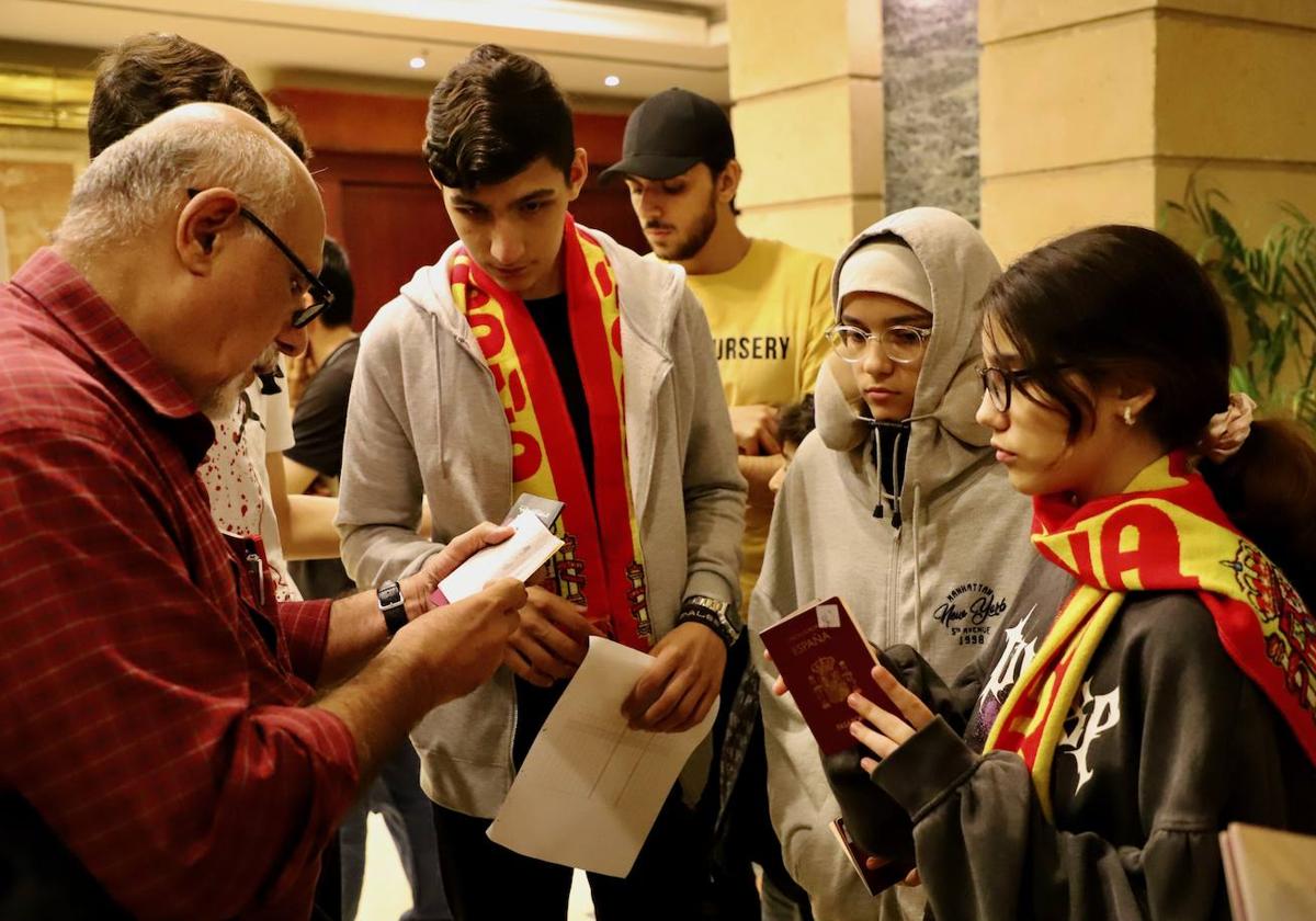 Algunos de los hispanopalestinos evacuados de Gaza lucían las bufandas de la selección española de fútbol.