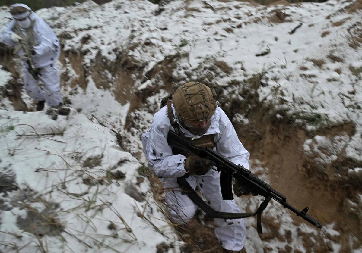 Militares ucranianos participan en un ejercicio de entrenamiento en la región de Járkov.