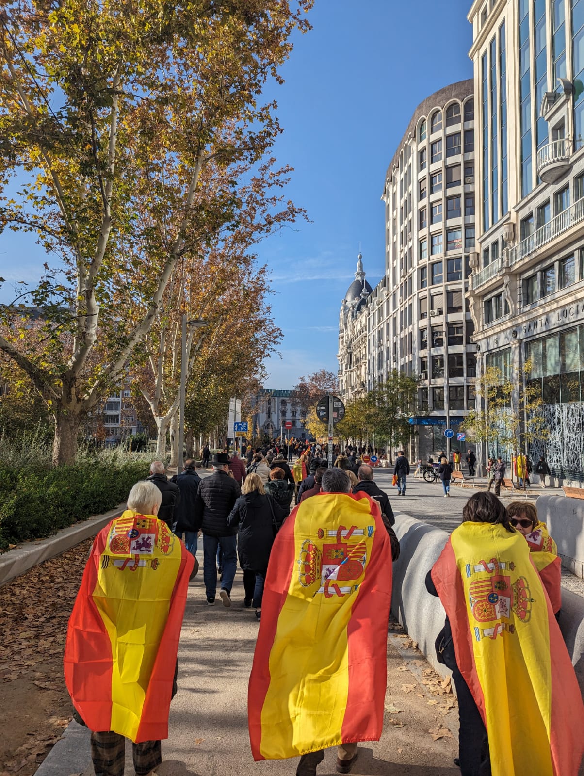 Los manifestantes acudiendo al Templo de Devod.