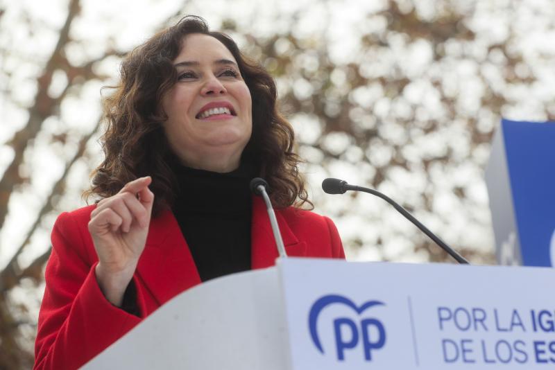 La presidenta de la Comunidad de Madrid, Isabel Díaz Ayuso, interviene desde el estrtado.