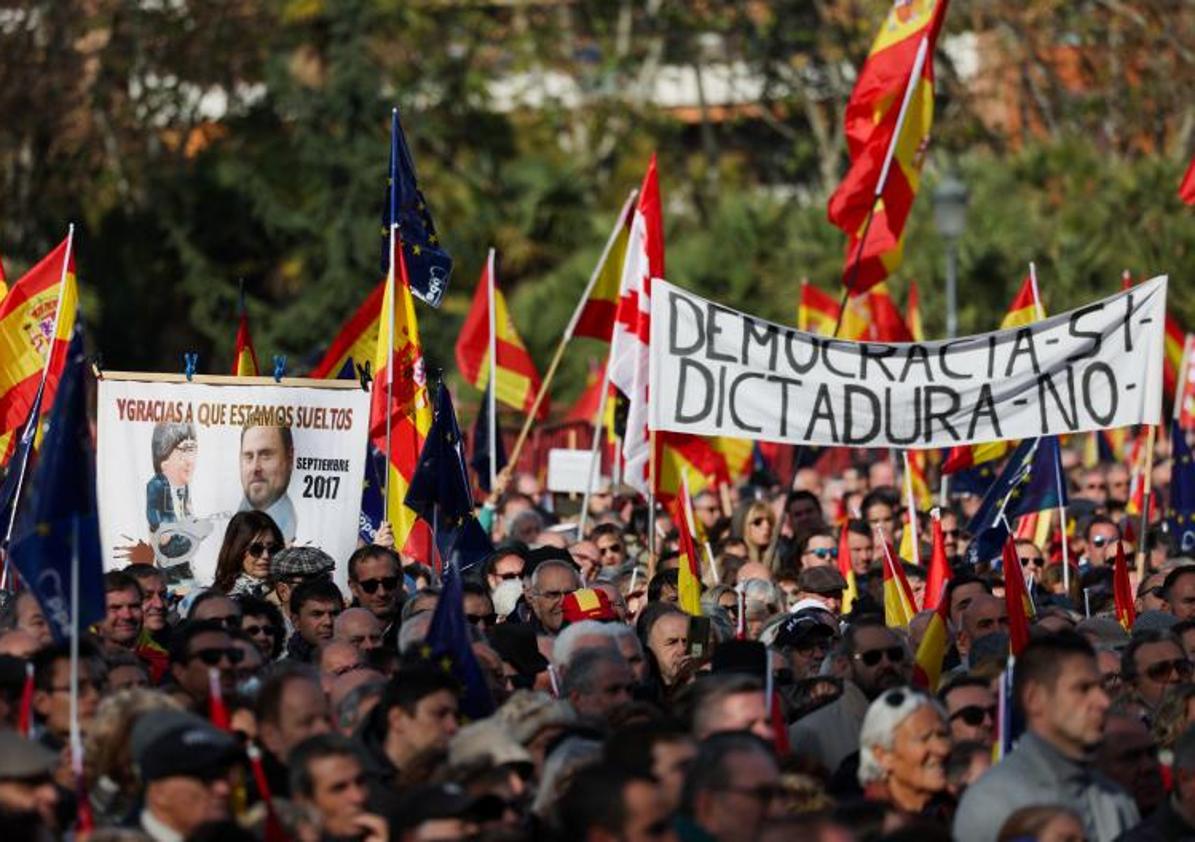 Imagen secundaria 1 - Imágenes de los manifestantes en el Templo de Debod.