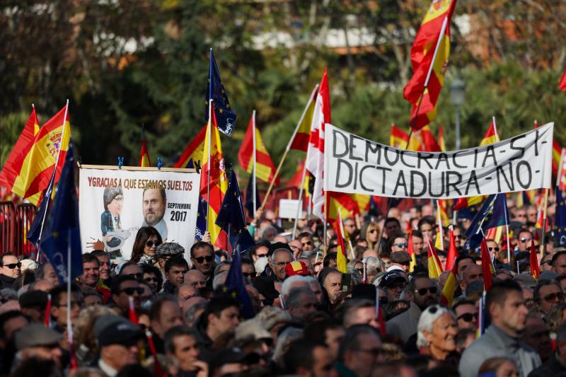 Carteles en la manifestación contra la amnistía.