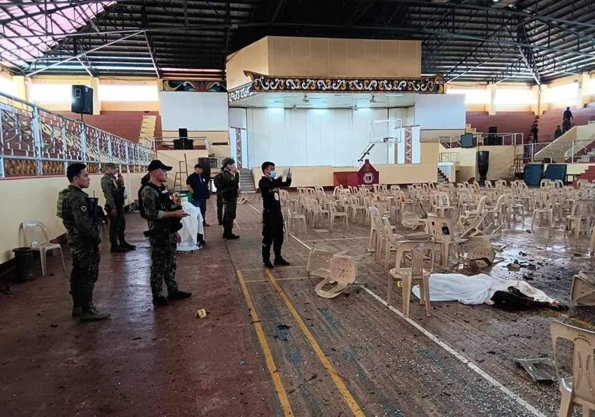 El artefacto estalló en el gimnasio de un centro universitario, donde se celebraba la misa.