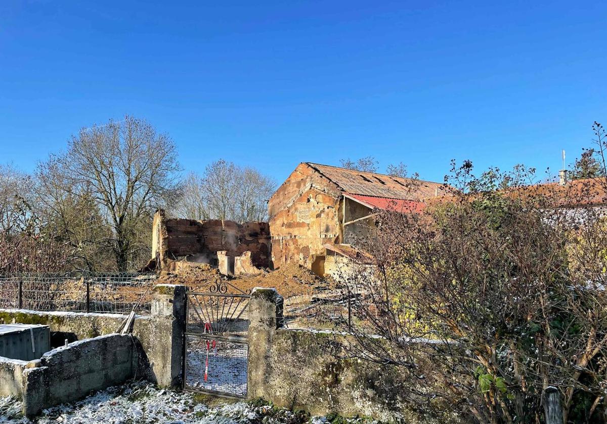 La granja familiar donde vivía Valentin con sus padres sufrió importantes daños en el incendio.