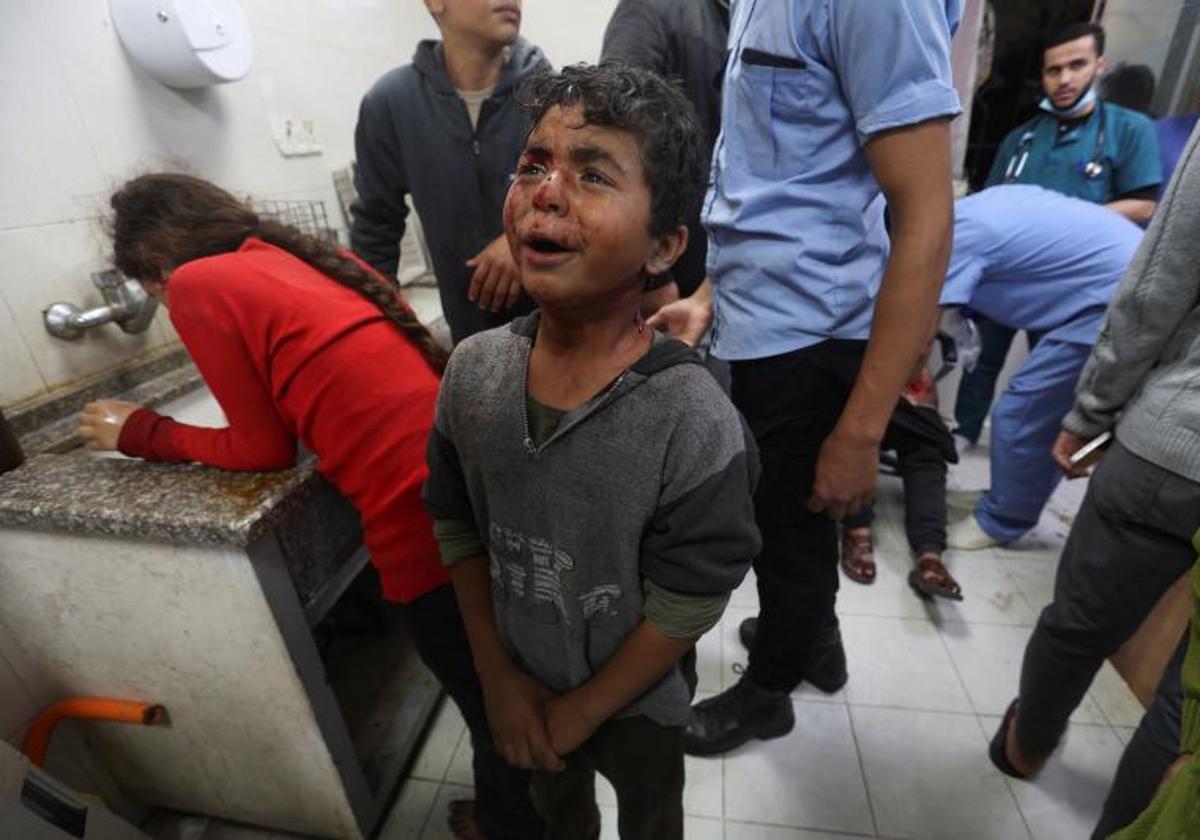 Un niño palestino llora mietras espera a ser atendido de sus heridas en un hospital de Gaza.