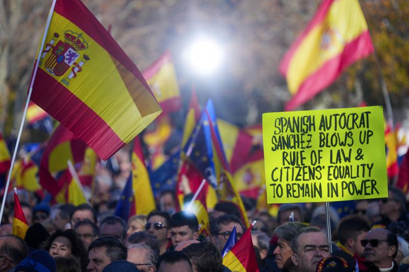 Carteles en inglés contra la amnistía en el Templo de Debod.