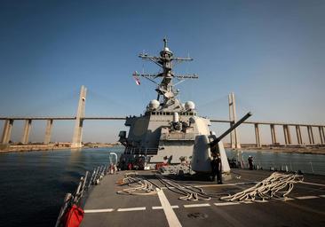 Rebeldes hutíes atacan a dos barcos israelíes y un destructor de EE UU en el mar Rojo