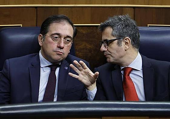 Los ministros José Manuel Albares y Félix Bolaños dialogan en el Congreso.