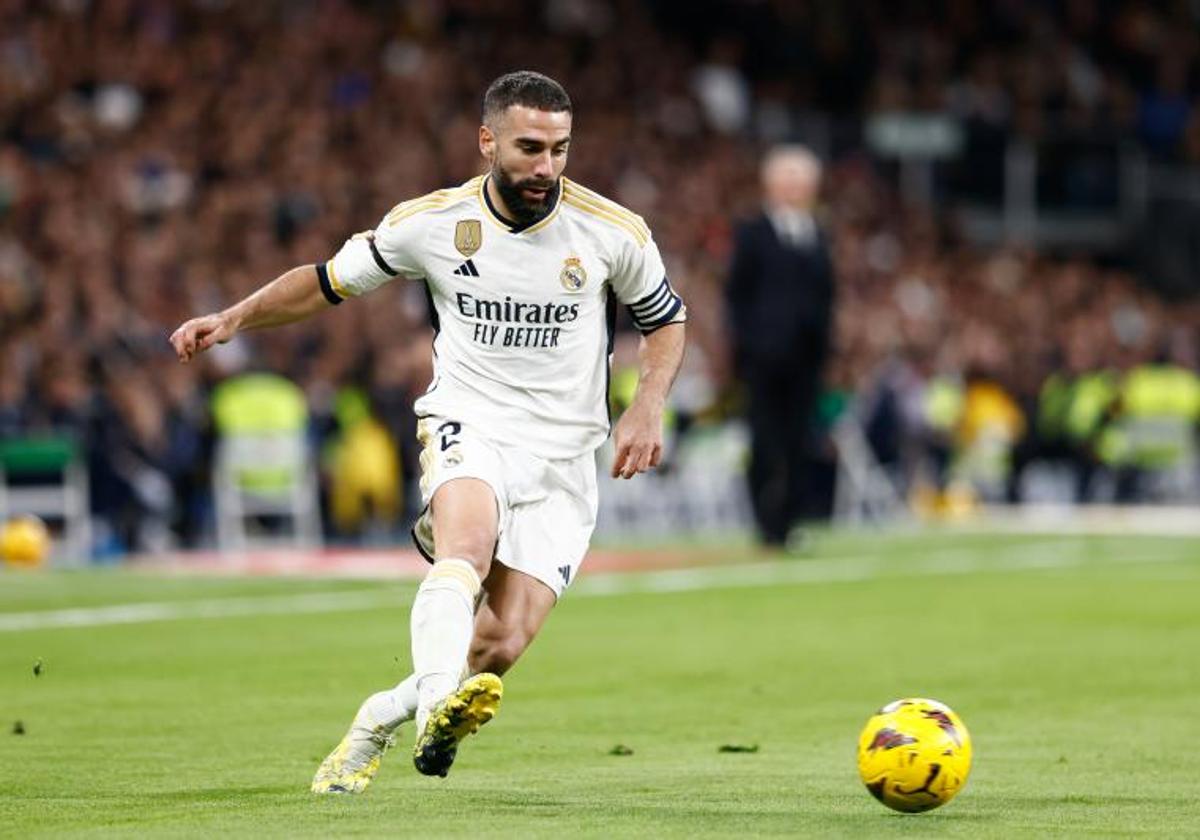 Dani Carvajal golpea el balón durante el partido que midió el sábado al Real Madrid con el Granada.