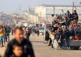 Decenas de palestinos huyen de la ciudad de Yan Yunis hacia Rafah.