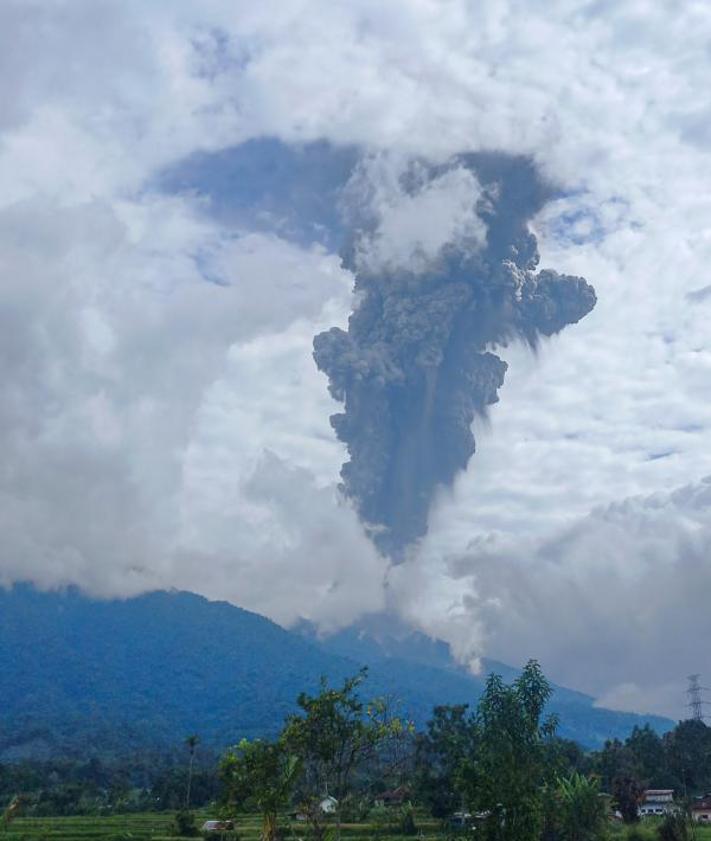 Imagen secundaria 2 - Al menos once muertos tras la erupción del volcán Merapi en Indonesia