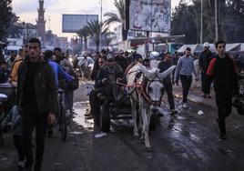 Los palestinos salen de la ciudad de Yan Yunis, en el sur de Gaza, ante la incursión del ejército de Israel