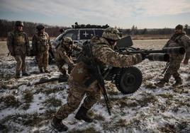 Soldados ucranianos manipulan un cañón antiaéreo cerca de Kiev.