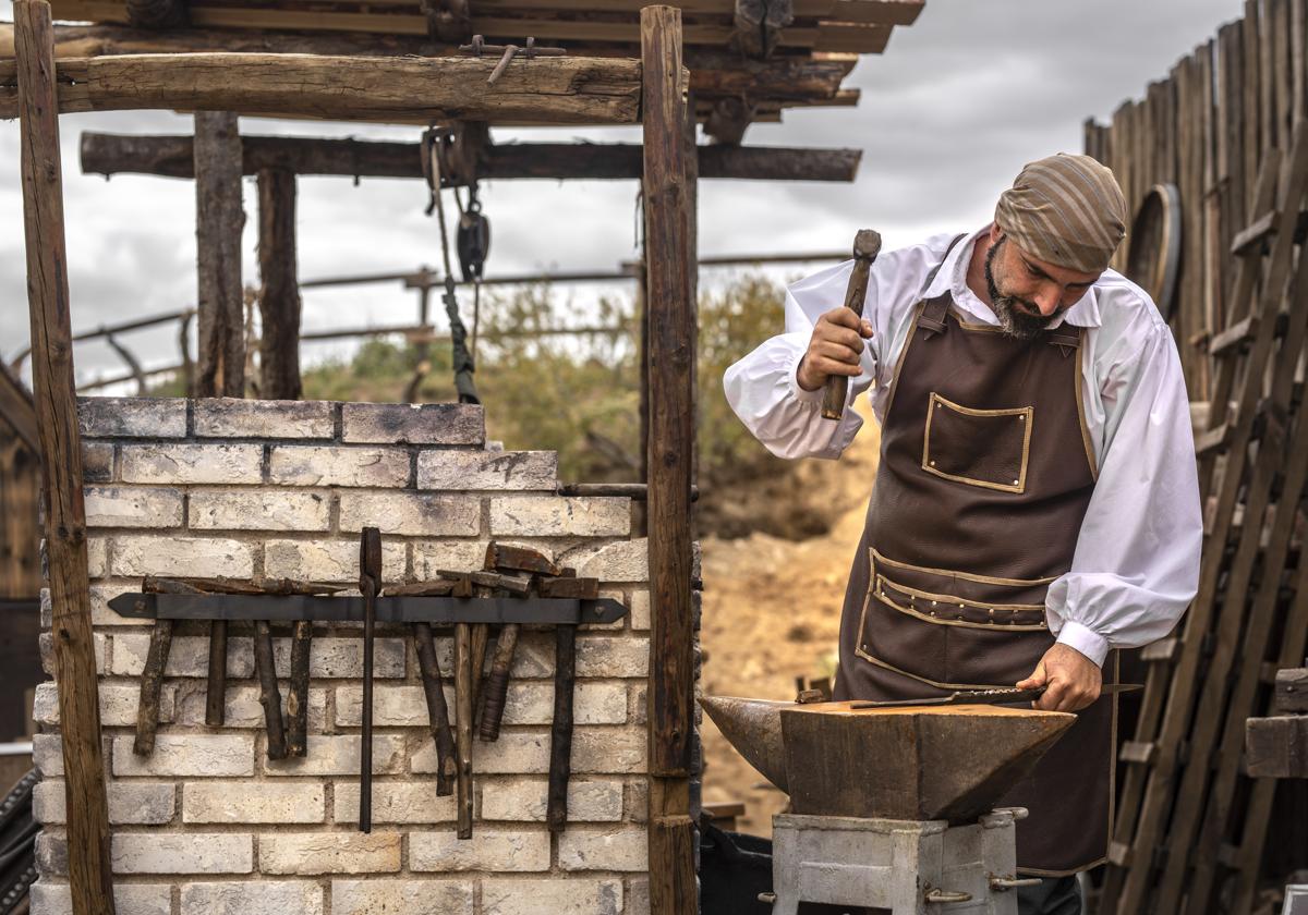 Tony Arellano, el maestro espadero de Puy du Fou con una de las creaciones que salen de la forja del parque.