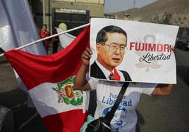 Un simpatizante del expresidente peruano Alberto Fujimori exige su excarcelación durante una manifestación en Lima el pasado 29 de noviembre.