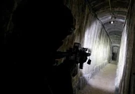 Un soldado israelí dentro de uno de los túneles de Hamás en la ciudad de Gaza
