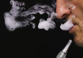 Vapeadores prohibidos y cajetillas a 13 euros: Francia declara la guerra al tabaco