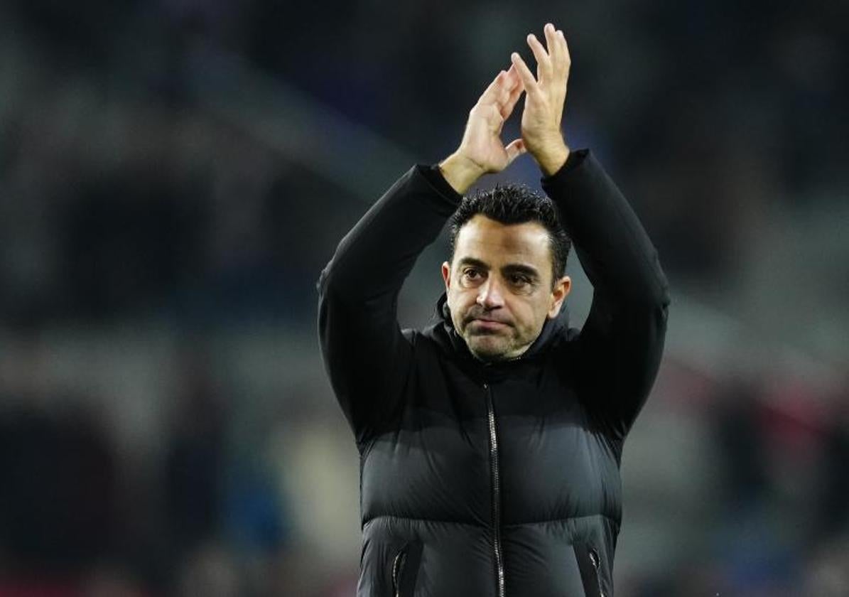 Xavi Hernández aplaude al público de Montjuic tras la victoria ante el Atlético.