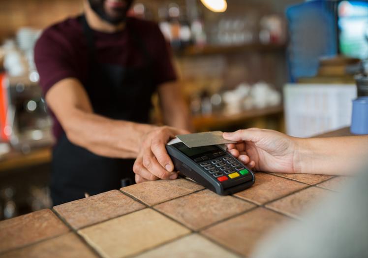 Las comisiones que pagan los comercios por las tarjetas han caído en picado.