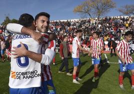 Los jugadores del Barbastro celebran su clasificación para dieciseisavos de Copa.