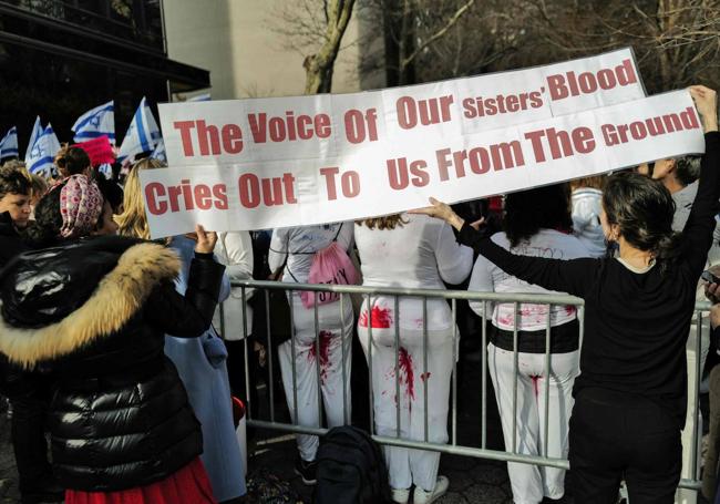 Decenas de personas protestan frente a la sede de la ONU contra los brutales ataques de Hamás a las mujeres