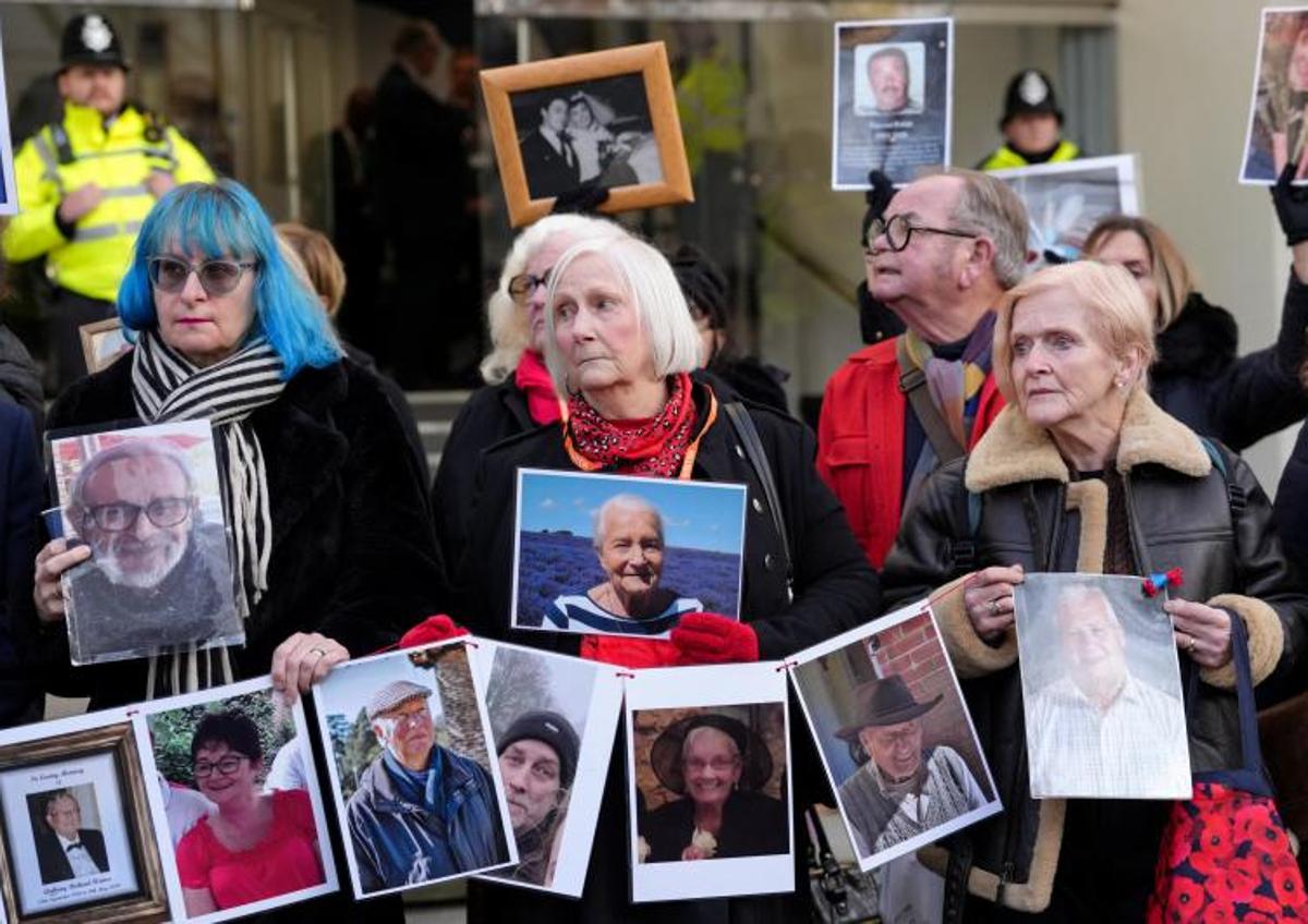 Imagen secundaria 1 - Familiares y víctimas del covid protestan contra la gestión del exprimer ministro británico.