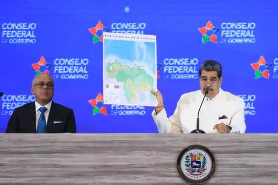 El presidente Nicolás Maduro muestra el «nuevo mapa de Venezuela», que incluye ya la disputada región del Esequibo.