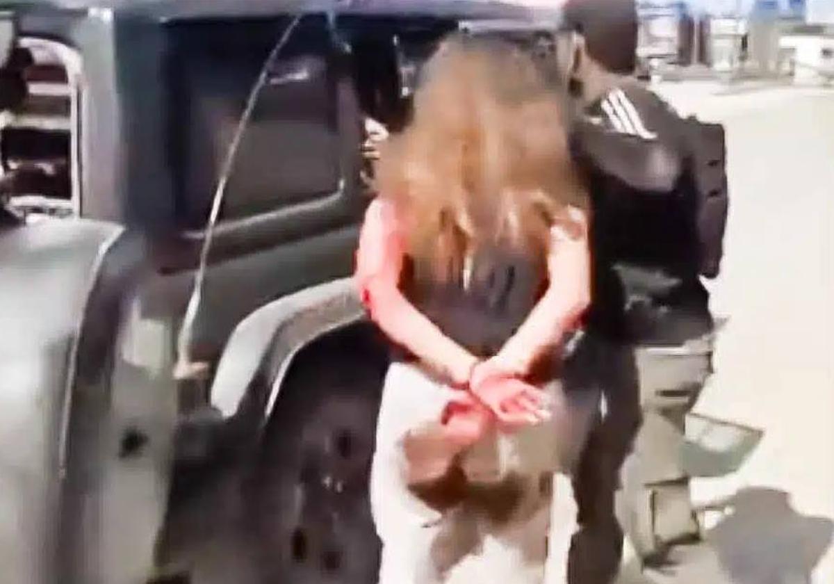 Captura de un vídeo publicado por Hamás que muestra cuando un militante tira del pelo a una mujer ensangrentada