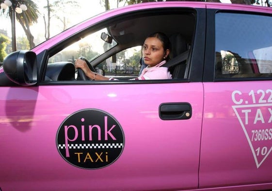 Conductora de Pink Taxi