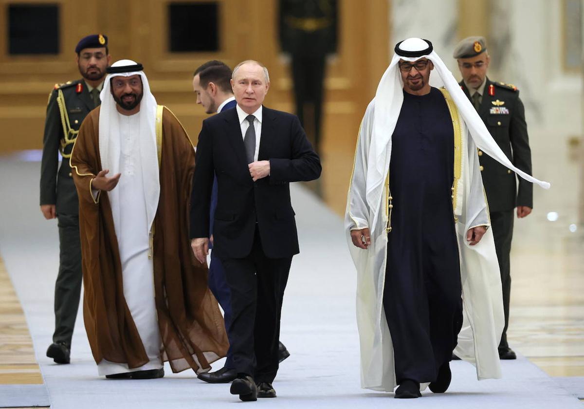 El presidente ruso, Vladímir Putin, y su homólogo de Emiratos Árabes Unidos, Mohamed bin Zayed, llegan al Palacio Qasr Al Watan en Abu Dabi.