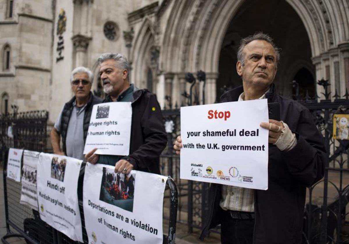 Protesta en Londres contra la deportación de migrantes a Ruanda.