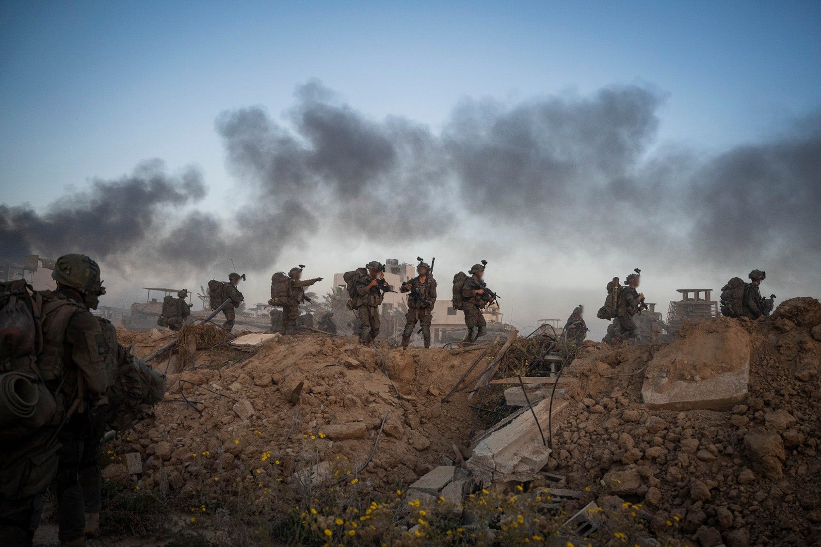 Las primeras imágenes de cientos de milicianos palestinos rendidos ante el ejército israelí