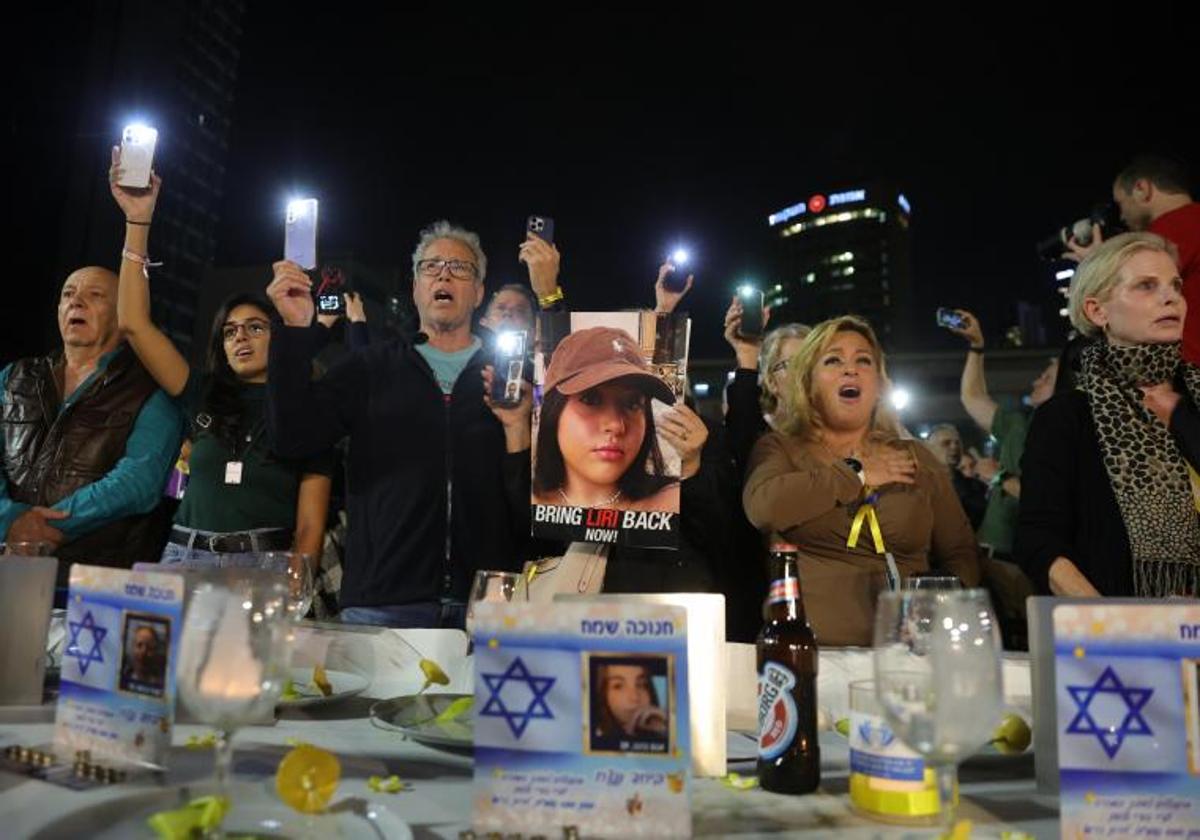 Familiares de los rehenes israelíes retenidos por Hamás se manifiestan en Tel Aviv para exigir su liberación.