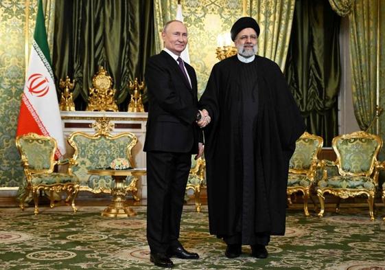 El presidente ruso, Vladímir Putin, saluda a su homólogo iraní, Ebrahim Raisi, durante su reunión en el Kremlin.