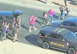 Gente abandona el Campus de Nevada con las manos en alto siguiendo instrucciones de la Policía
